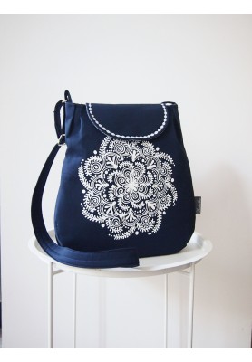Veľká modrá maľovaná kabelka s bielou mandalou