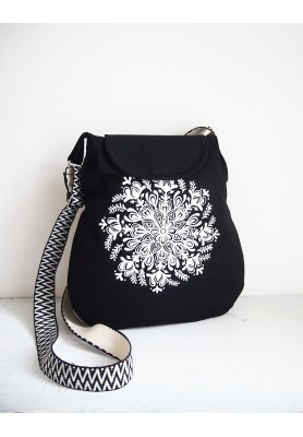 Veľká čierna maľovaná kabelka s bielou mandalou