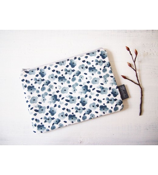 Kozmetická taška veľká - modré kvietky na bielej Kozmetická taška veľká - modré kvietky na bielej